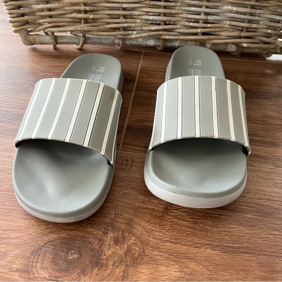 Primark memory foam gray and white slides - Picture 4 of 5